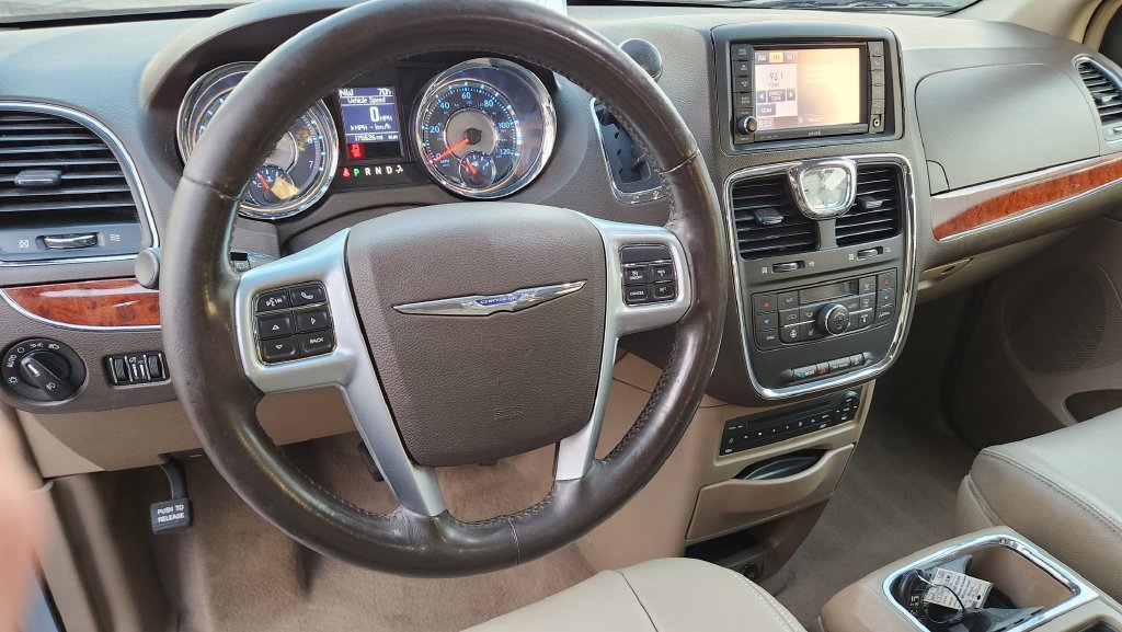 Used 2012 Chrysler Town & Country Touring-L w/ Entertainment Group #2 FWD image 14