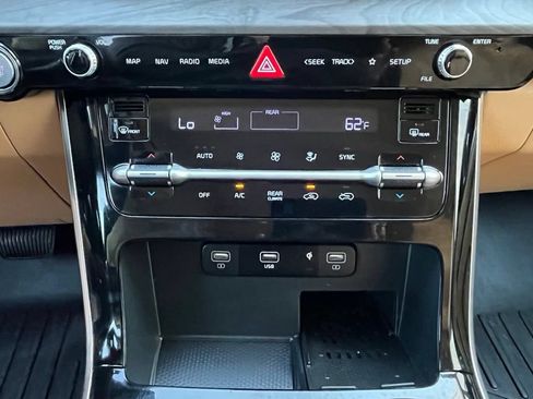 Used 2024 Kia Carnival EX FWD image 17