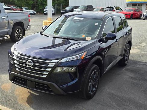 Used 2025 Nissan Rogue SV FWD image 2