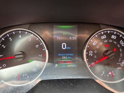Used 2022 Toyota RAV4 XLE AWD/4WD image 39