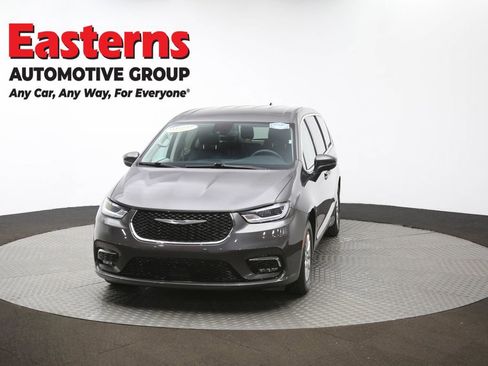 Used 2023 Chrysler Pacifica Touring-L image 55