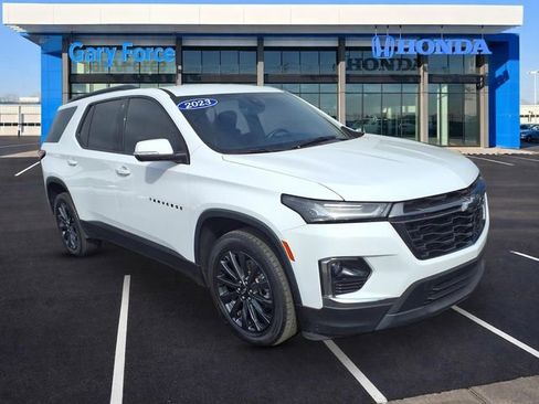 Used 2023 Chevrolet Traverse RS FWD image 1