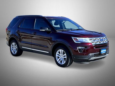 Used 2018 Ford Explorer XLT w/ Equipment Group 202A image 3