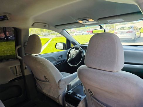 Used 2017 Toyota Sienna LE image 35
