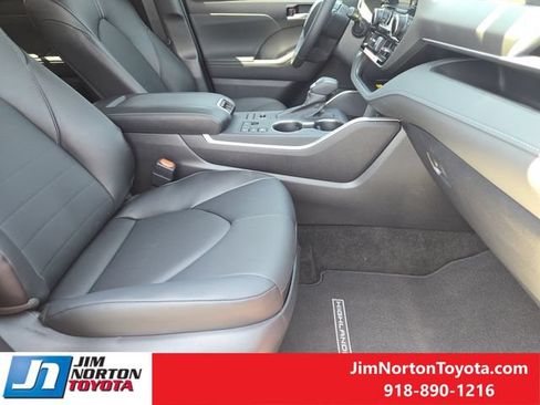 Used 2026 Toyota Highlander XLE AWD/4WD image 16
