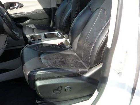 Used 2024 Chrysler Pacifica Touring-L FWD image 30