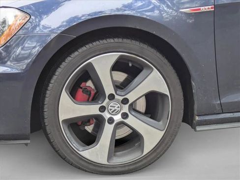 Used 2017 Volkswagen Golf S image 8