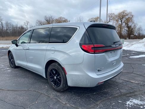 Used 2024 Chrysler Pacifica Touring-L image 4