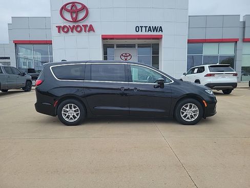 Used 2024 Chrysler Pacifica Touring-L FWD image 4
