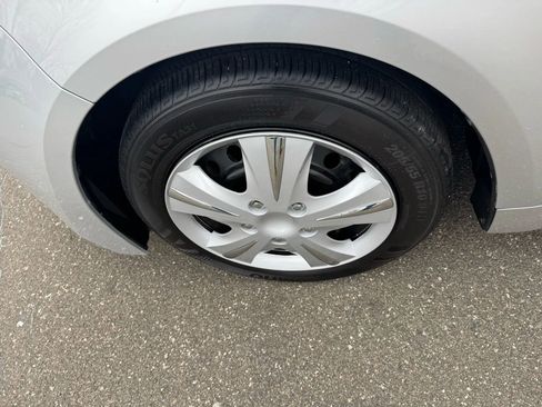 Used 2021 Toyota Corolla LE image 11