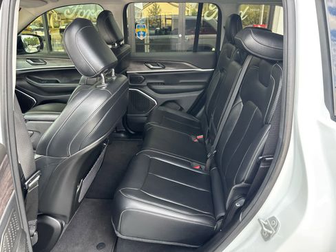 Used 2022 Jeep Grand Cherokee Limited image 21