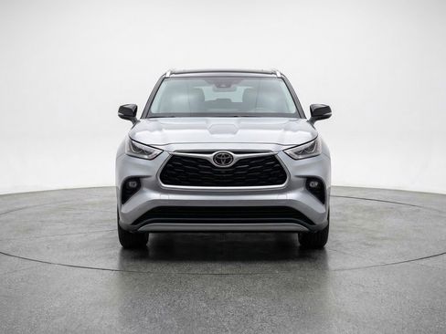 Used 2025 Toyota Highlander XSE AWD/4WD image 2