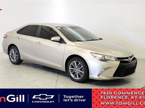Used 2016 Toyota Camry SE w/ Moonroof Package FWD image 1