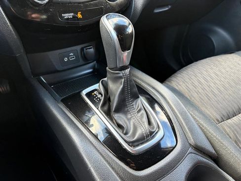 Used 2019 Nissan Rogue SV image 21