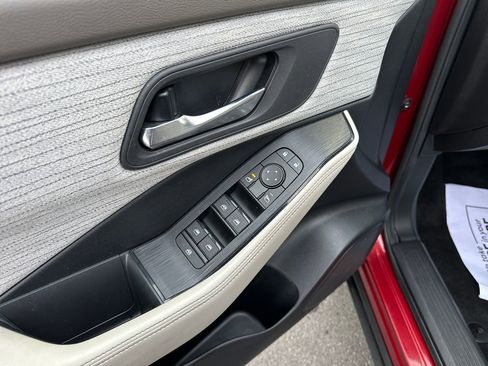 Used 2023 Nissan Rogue SV image 15