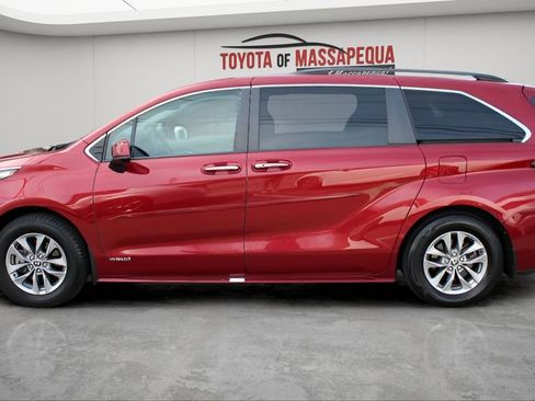 Used 2021 Toyota Sienna XLE w/ XLE Plus Package FWD image 26