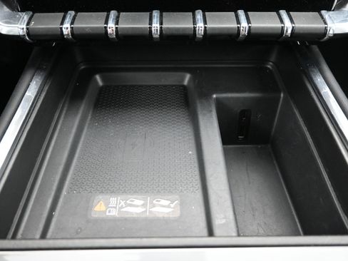 Used 2025 GMC Acadia Elevation image 17