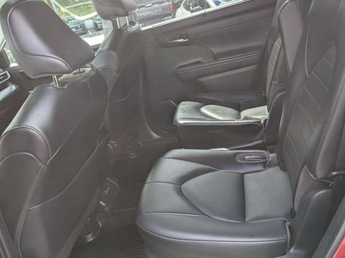 Used 2022 Toyota Highlander XLE AWD/4WD image 16