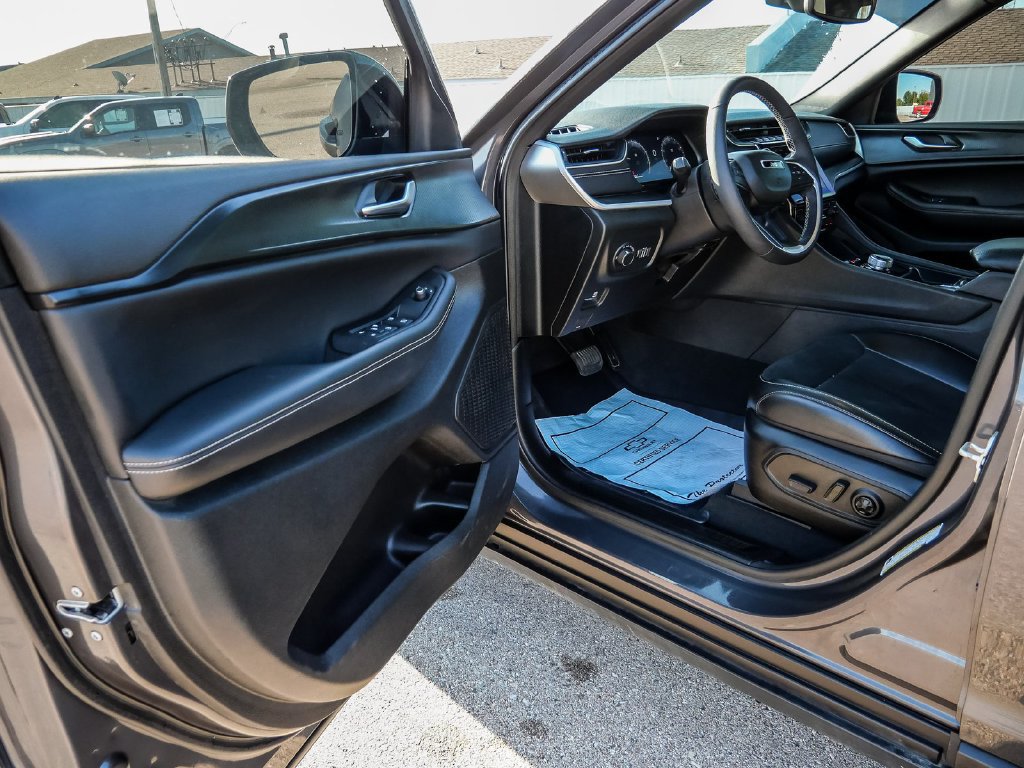 Used 2024 Jeep Grand Cherokee Altitude RWD image 31