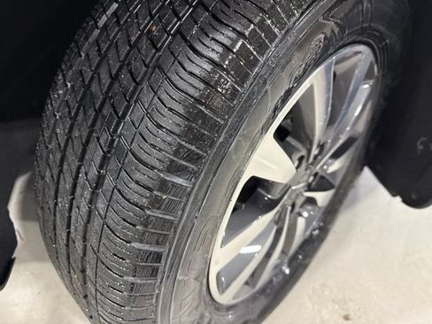 Used 2023 Chrysler Pacifica Touring-L FWD image 9