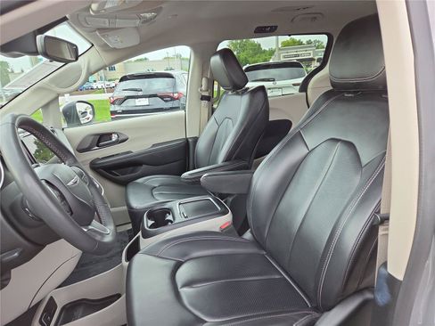 Used 2023 Chrysler Pacifica Touring-L FWD image 19