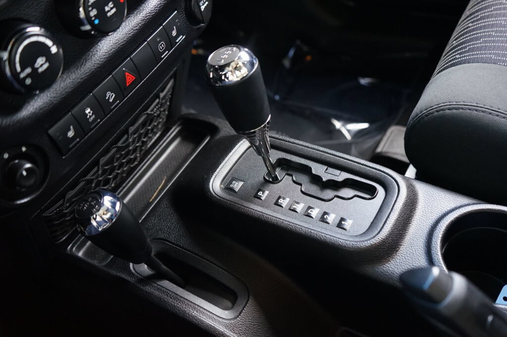Used 2011 Jeep Wrangler Sahara w/ Connectivity Group AWD/4WD image 14