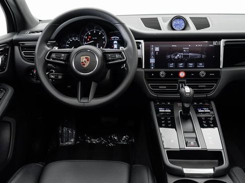 Used 2025 Porsche Macan image 15