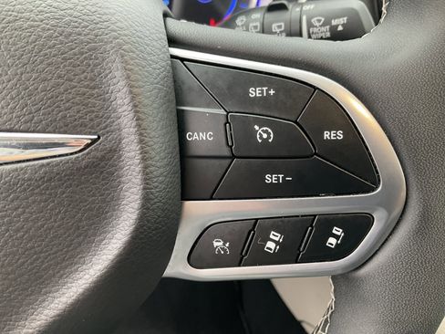 Used 2024 Chrysler Pacifica Select image 31