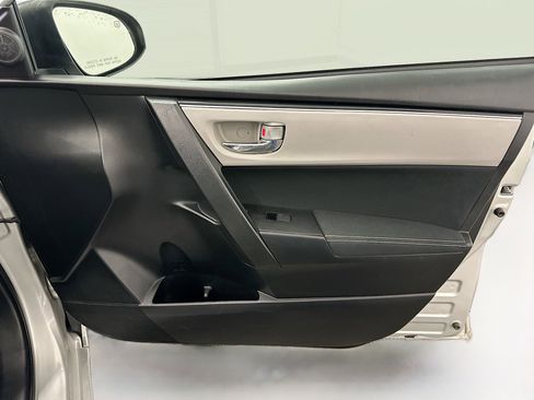 Used 2019 Toyota Corolla LE image 32