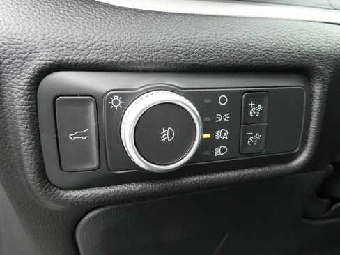 Used 2022 Ford Explorer XLT w/ Equipment Group 202A AWD/4WD image 28