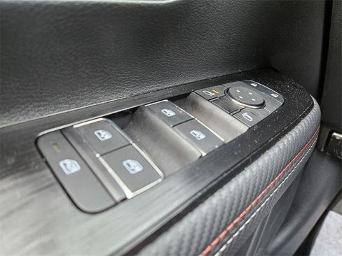 Certified 2025 Nissan Kicks SR image 30