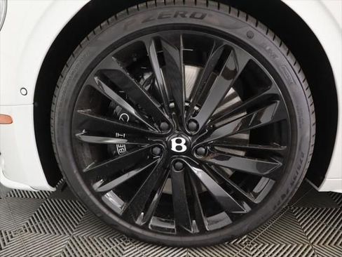 Used 2025 Bentley Flying Spur Plug-In Hybrid image 31