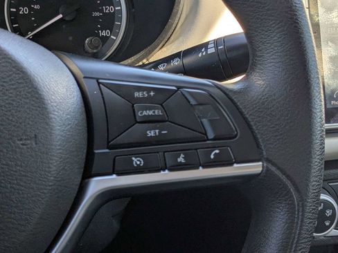 Used 2020 Nissan Versa SV FWD image 21