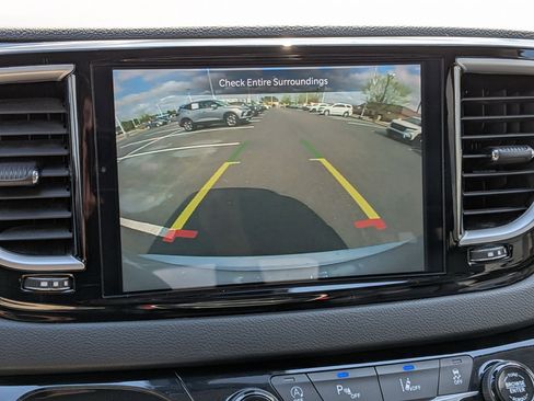 Used 2024 Chrysler Pacifica Touring-L image 23