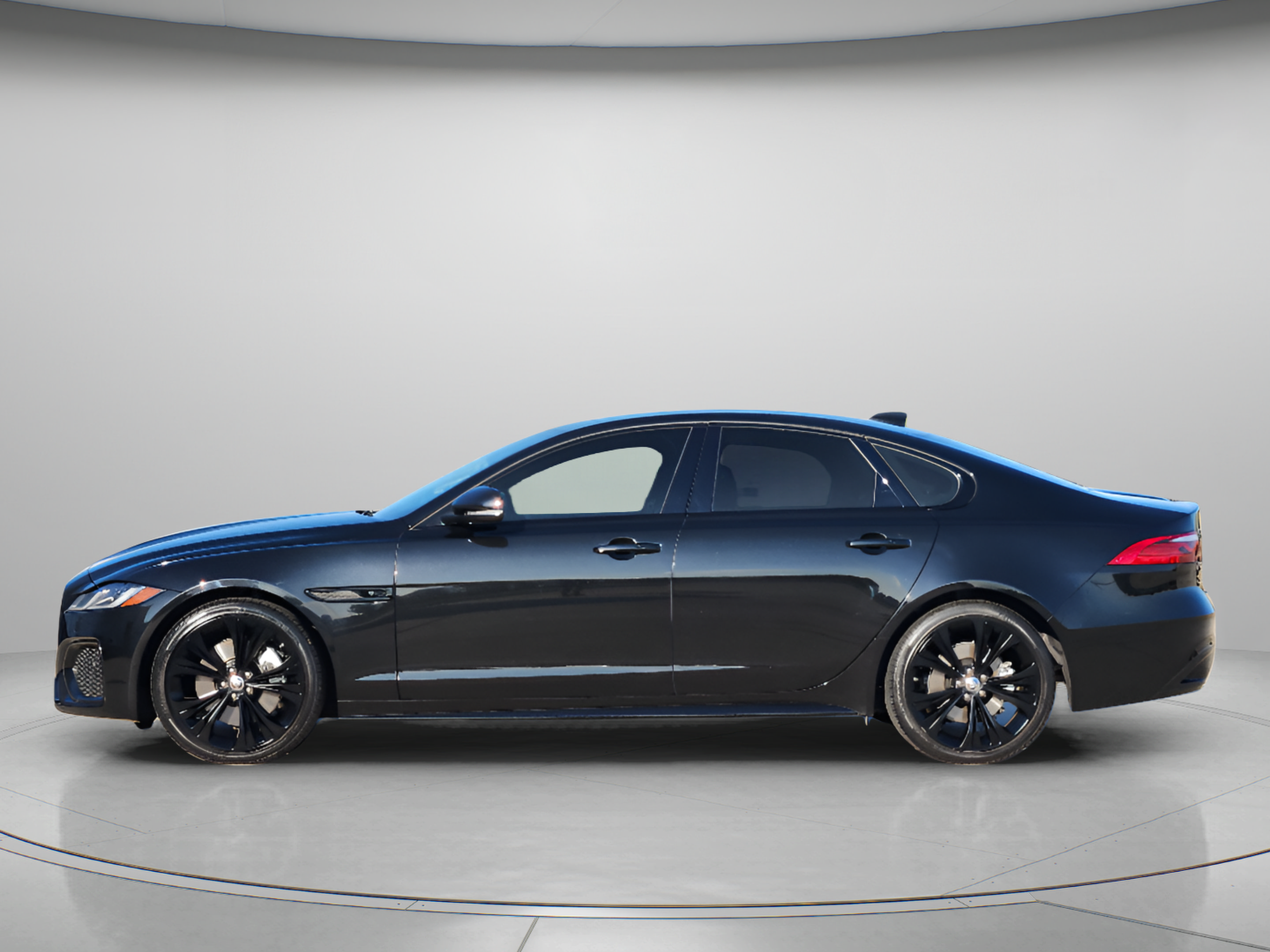 Certified 2024 Jaguar XF R-Dynamic SE AWD/4WD image 2