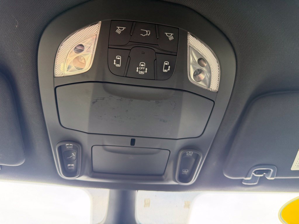 Used 2025 Chrysler Pacifica Limited FWD image 36