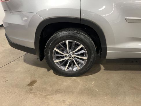 Used 2017 Toyota Highlander XLE AWD/4WD image 44