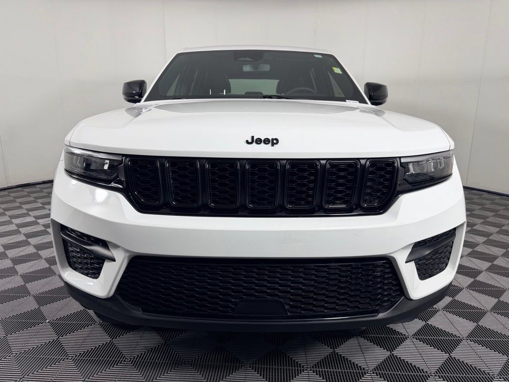 Used 2025 Jeep Grand Cherokee Altitude RWD image 12