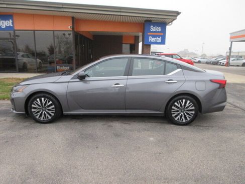 Used 2024 Nissan Altima 2.5 SV image 2