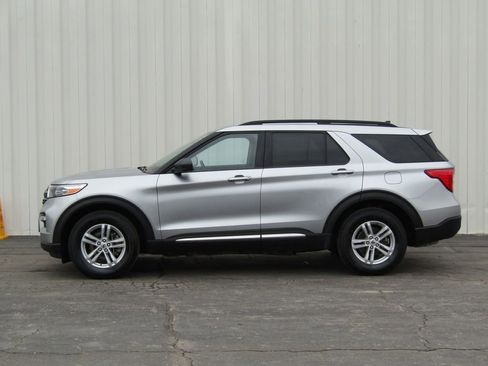Used 2024 Ford Explorer XLT w/ Equipment Group 202A AWD/4WD image 15