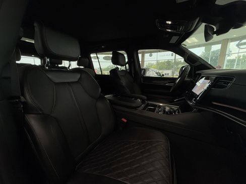 Used 2024 Jeep Wagoneer 4WD w/ Premium Group I image 33