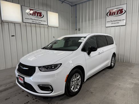 New 2026 Chrysler Pacifica Select image 15