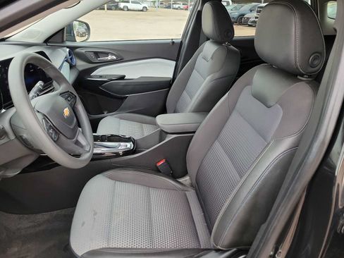 Used 2025 Chevrolet Trax LT FWD image 15