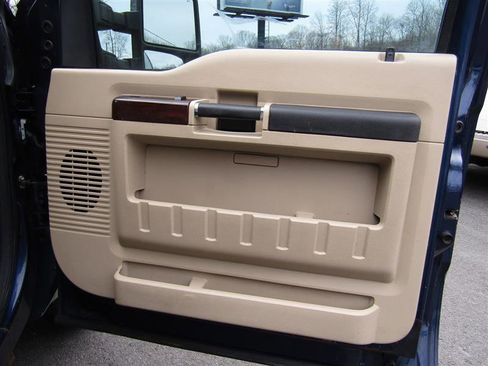 Used 2010 Ford F350 Lariat image 25