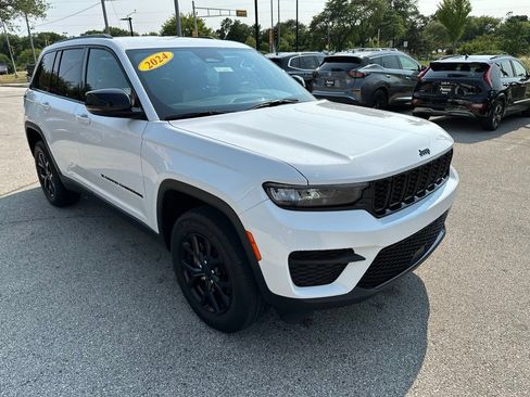 Used 2024 Jeep Grand Cherokee Altitude AWD/4WD image 4