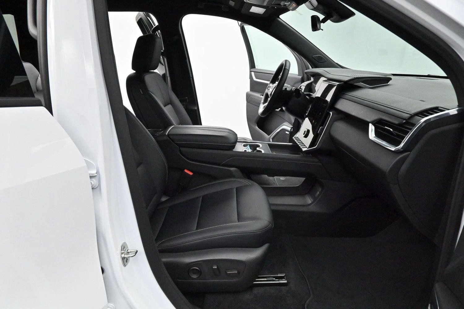 Used 2026 GMC Acadia Elevation w/ Elevation Premium Package FWD image 30