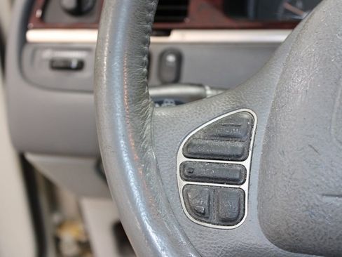 Used 2004 Lincoln Town Car Signature image 18