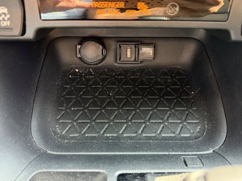 Used 2022 Toyota RAV4 XLE Premium image 29