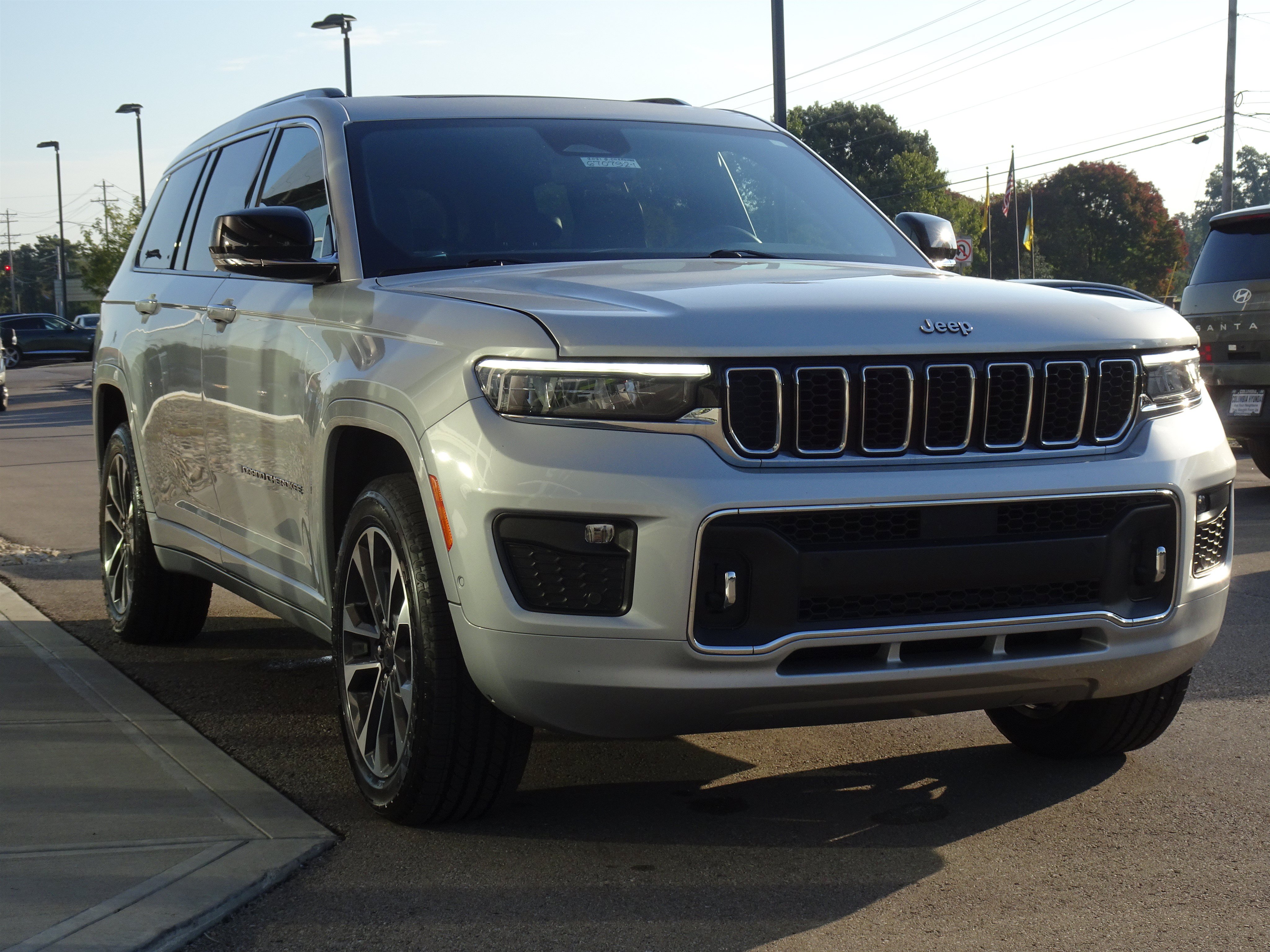 Used 2021 Jeep Grand Cherokee L Overland w/ Luxury Tech Group IV AWD/4WD image 6