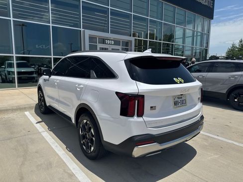 Used 2025 Kia Sorento S FWD image 4
